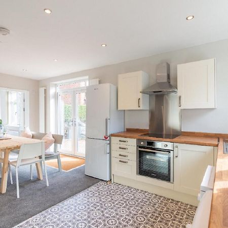 Beautiful 6 Bedroom Holiday Home, Manchester Вітеншо Екстер'єр фото