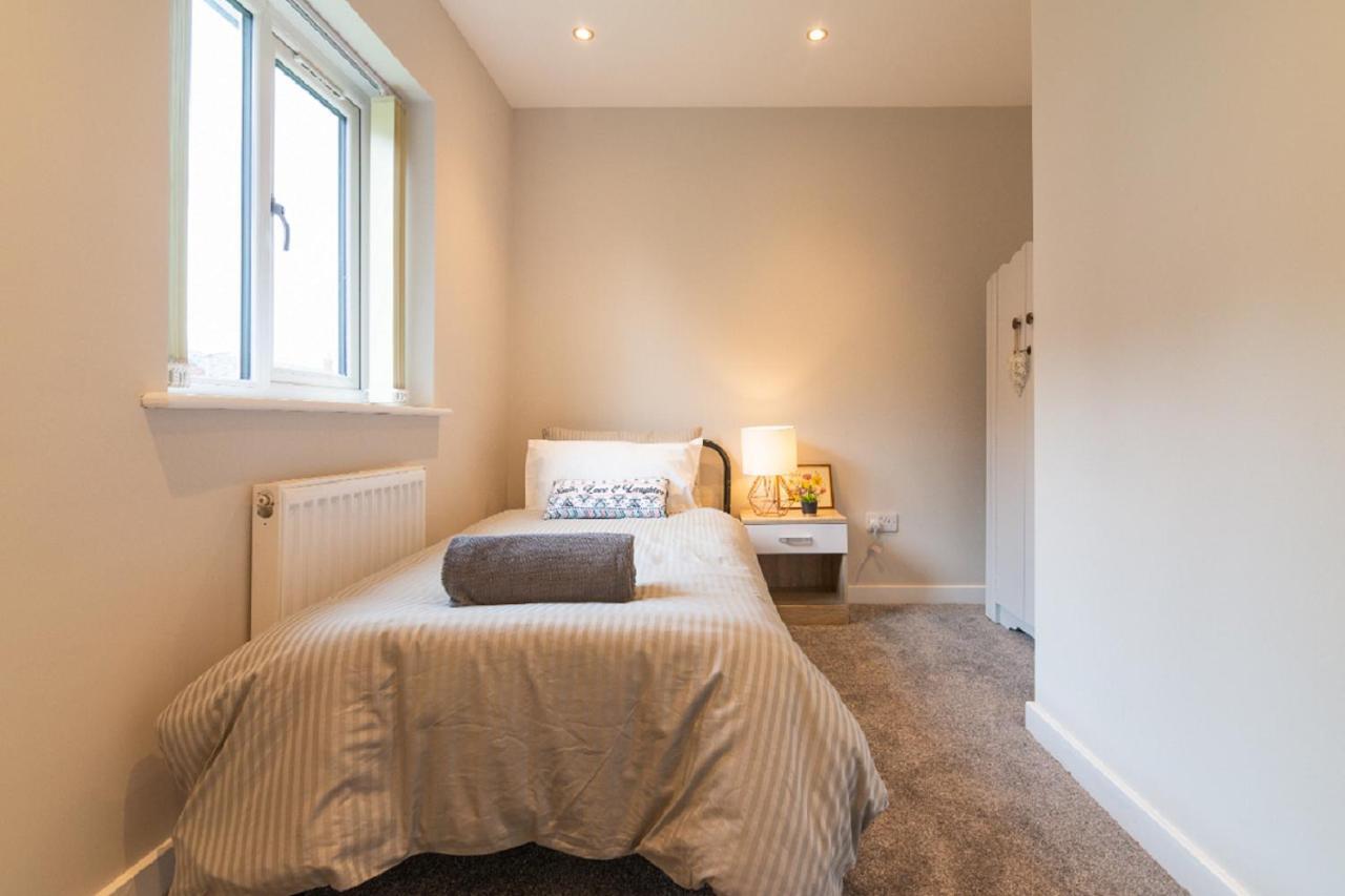 Beautiful 6 Bedroom Holiday Home, Manchester Вітеншо Екстер'єр фото