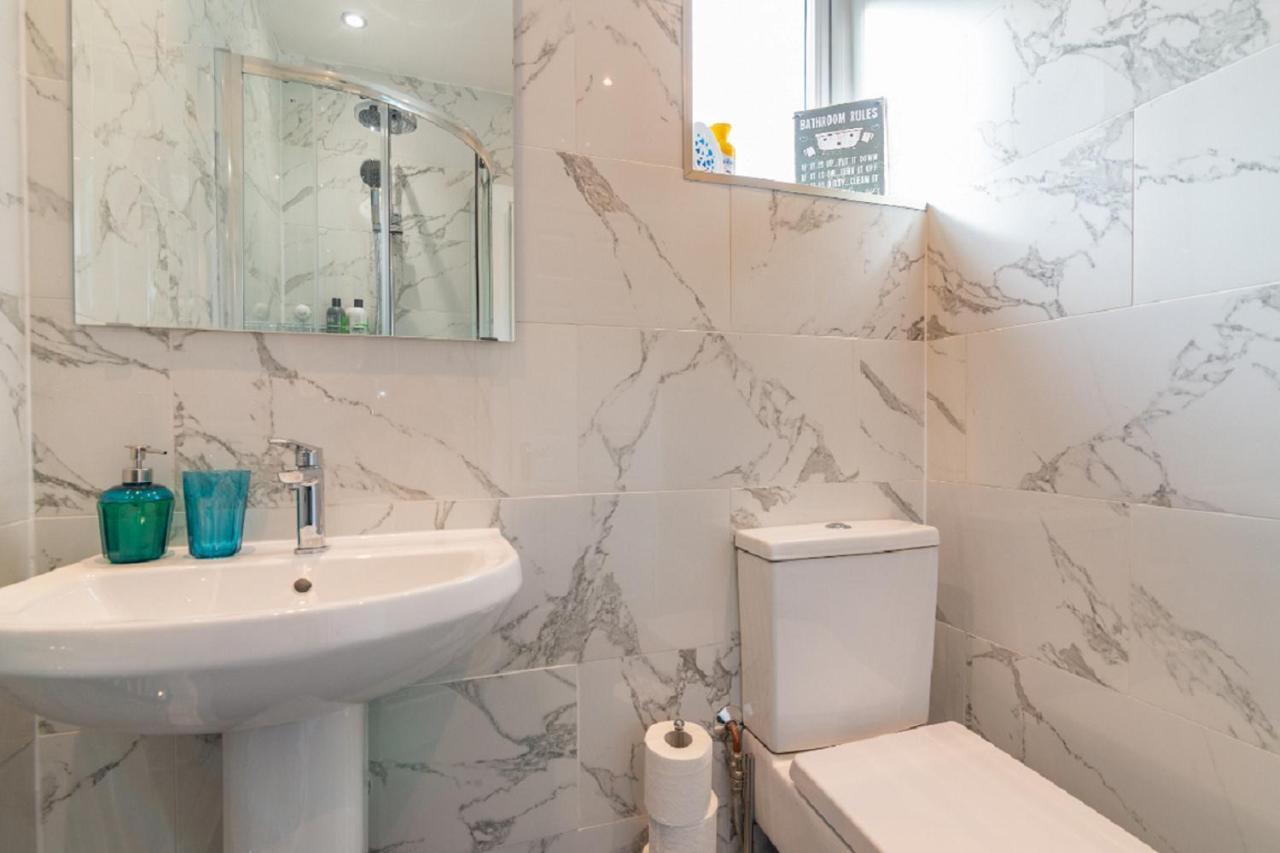 Beautiful 6 Bedroom Holiday Home, Manchester Вітеншо Екстер'єр фото